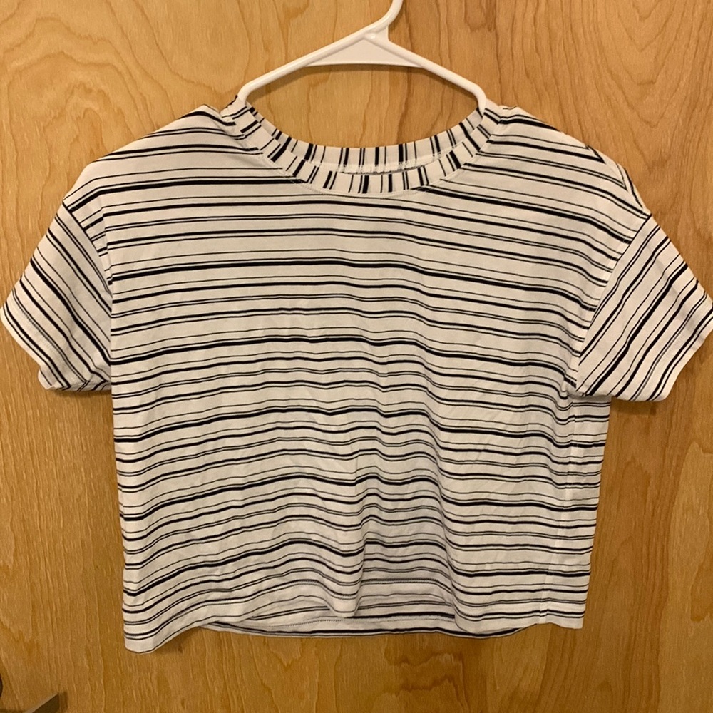 Cropped Lulu Lemon t shirt